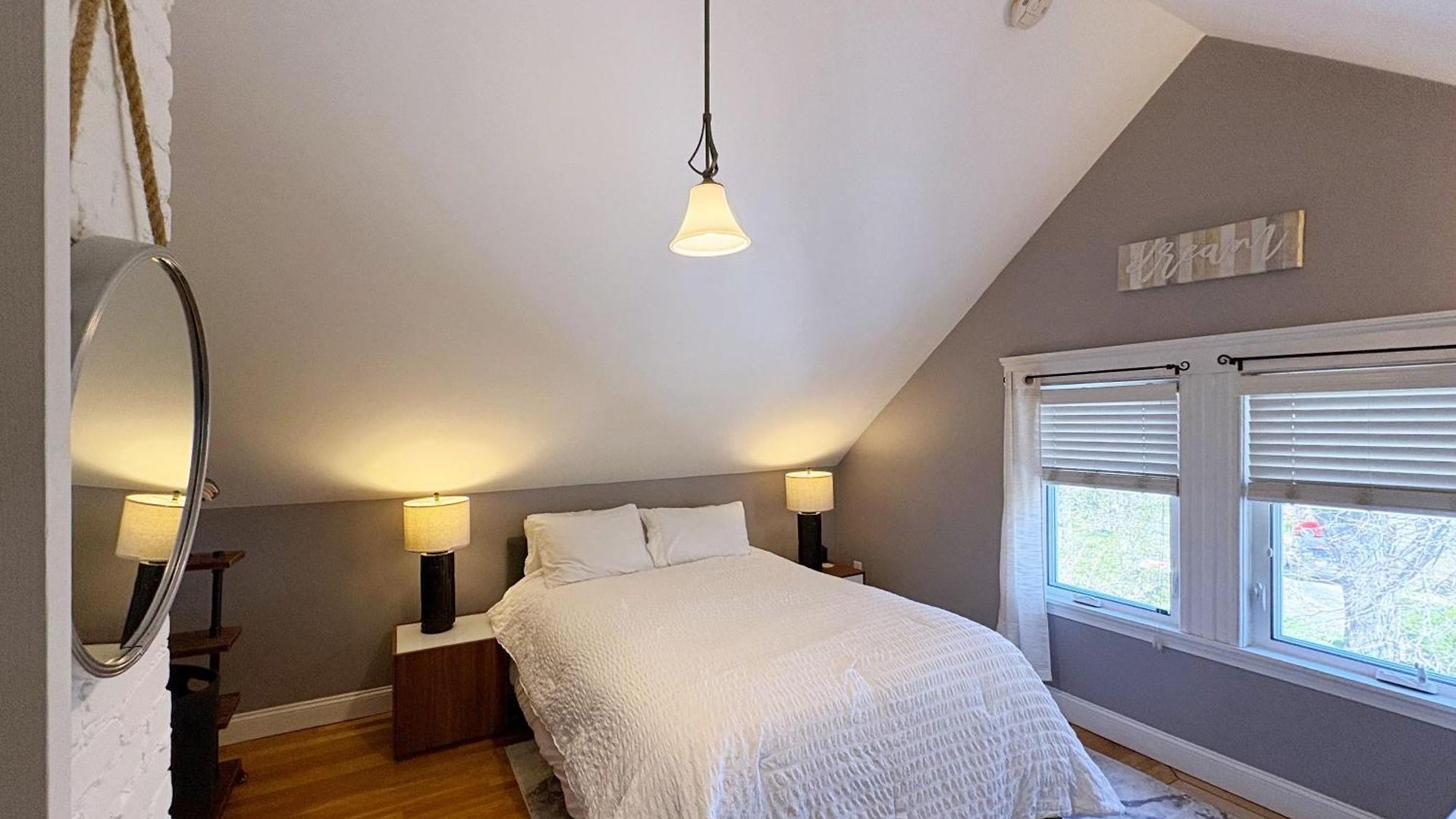 Top-floor, 2-bedroom Balcony Near Red Line