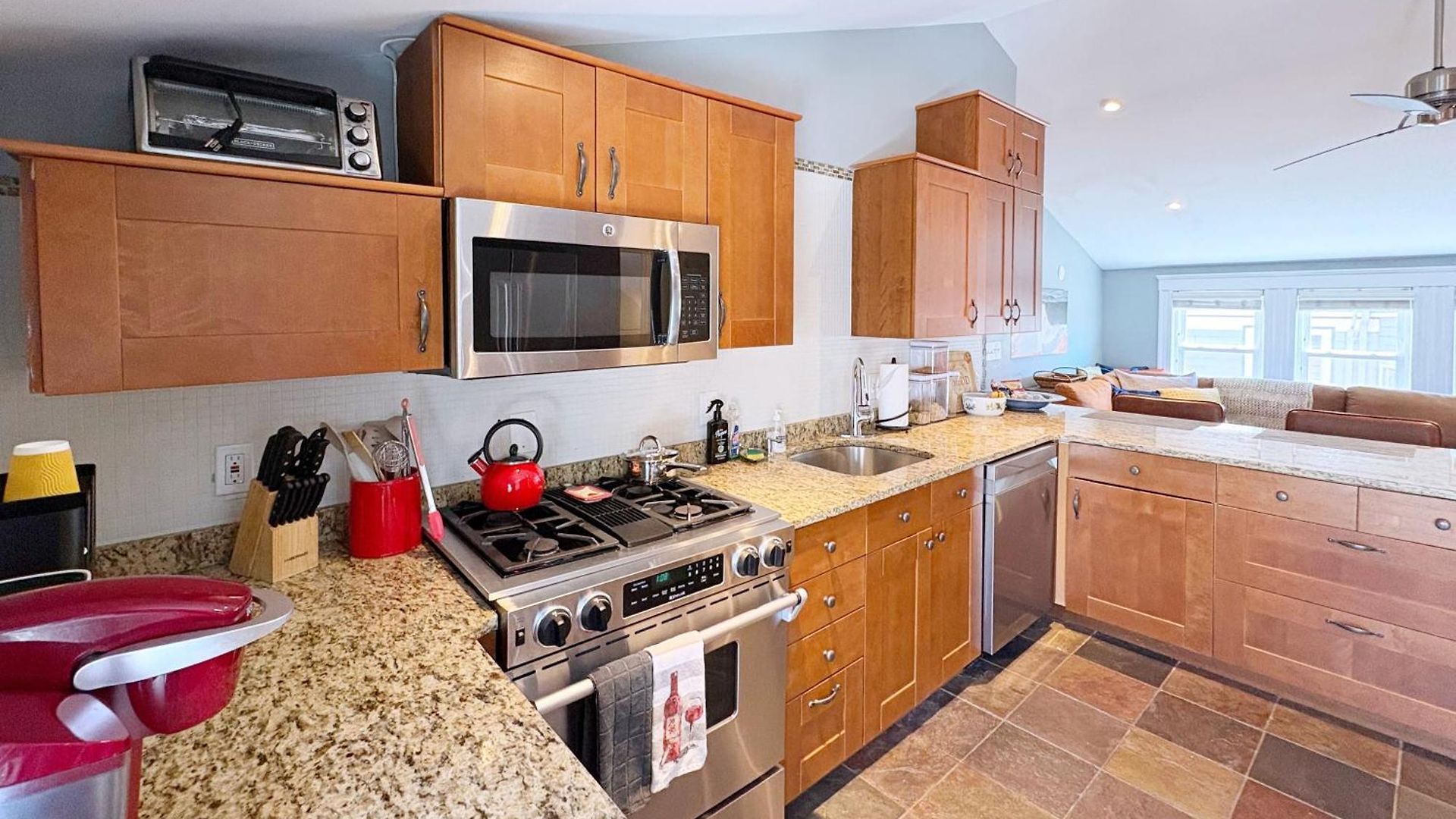 Apartment Top-floor, 2-bedroom Balcony Near Red Line