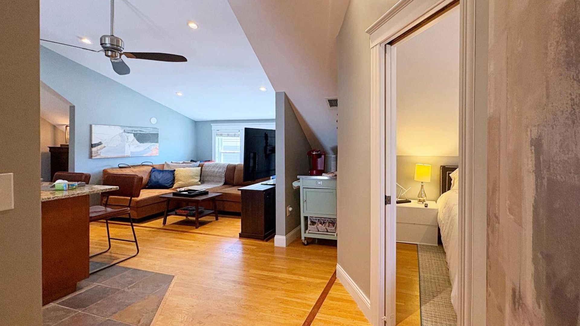 Top-floor, 2-bedroom Balcony Near Red Line Apartment Boston