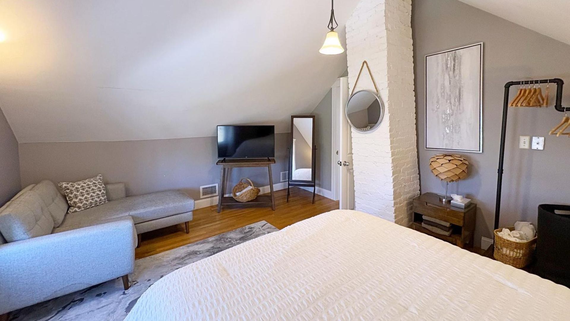 Top-floor, 2-bedroom Balcony Near Red Line