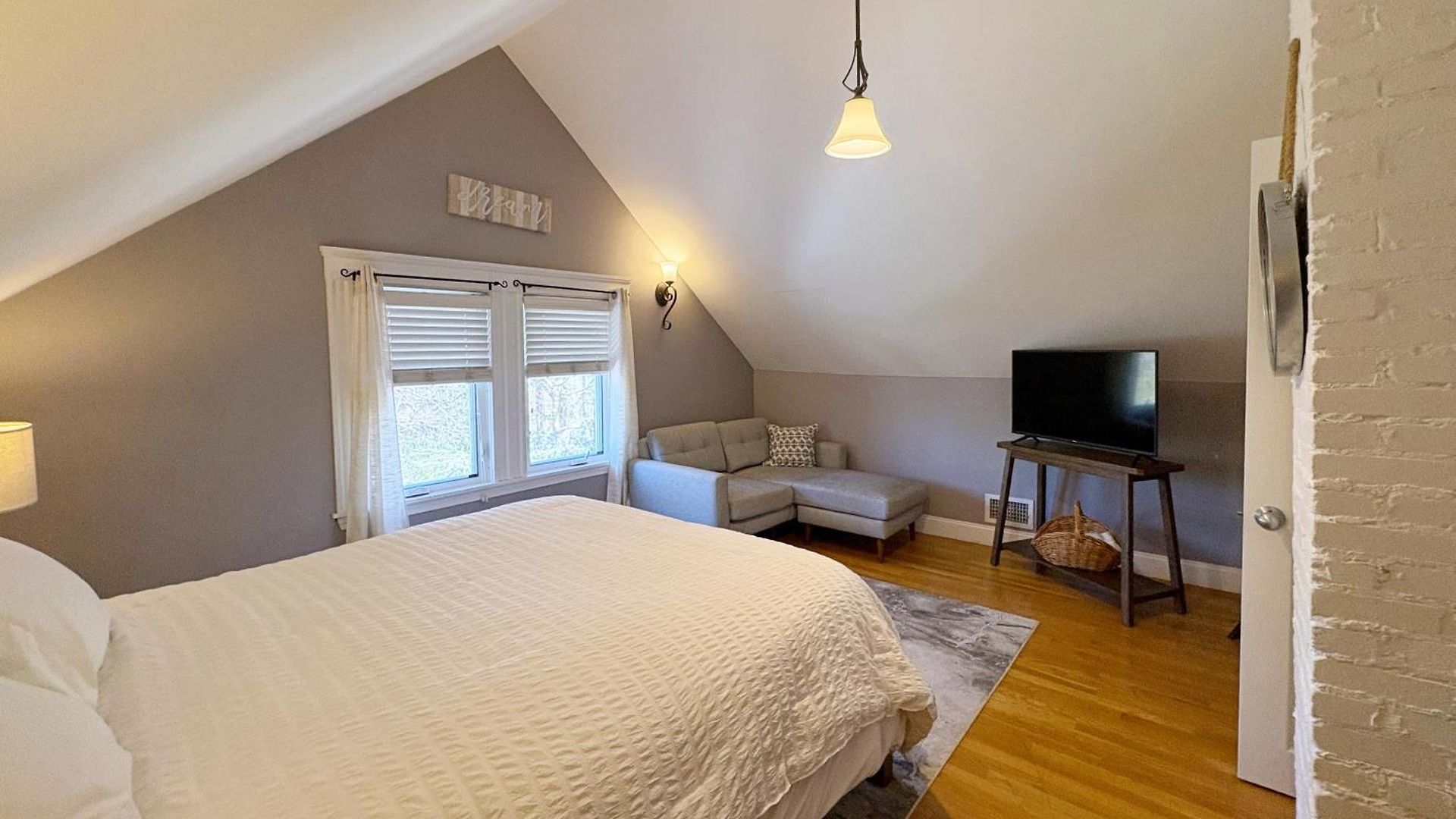 Top-floor, 2-bedroom Balcony Near Red Line Apartment