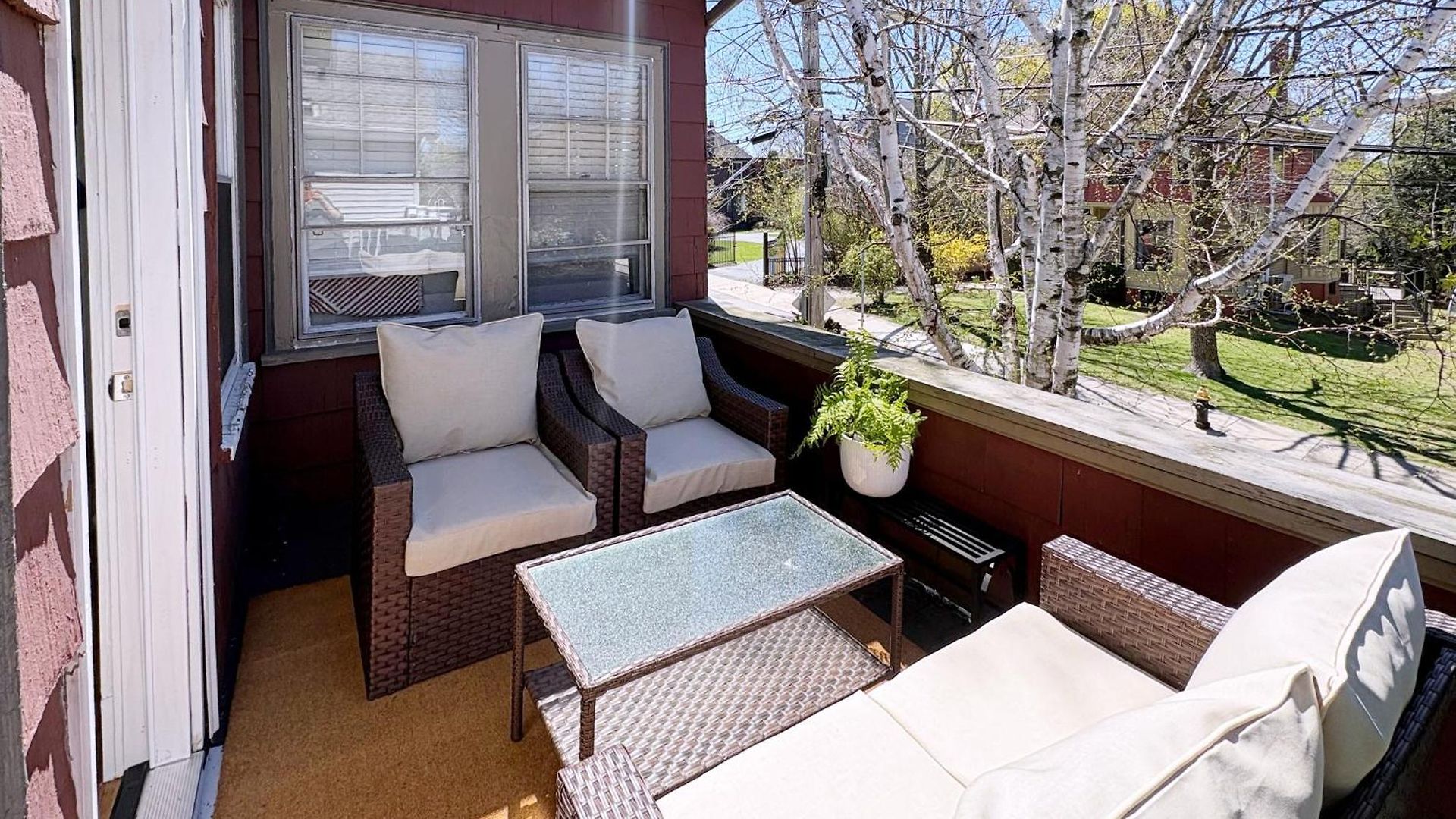 Top-floor, 2-bedroom Balcony Near Red Line *