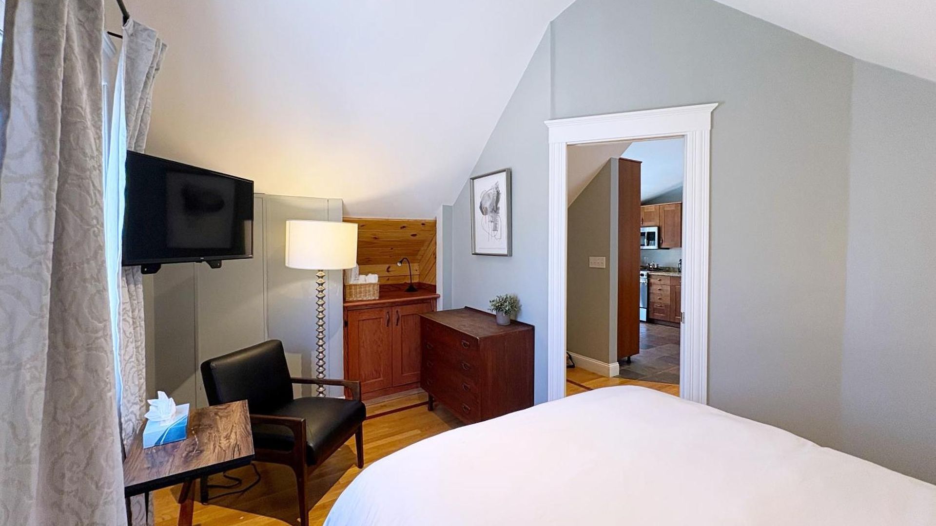 Top-floor, 2-bedroom Balcony Near Red Line * Boston