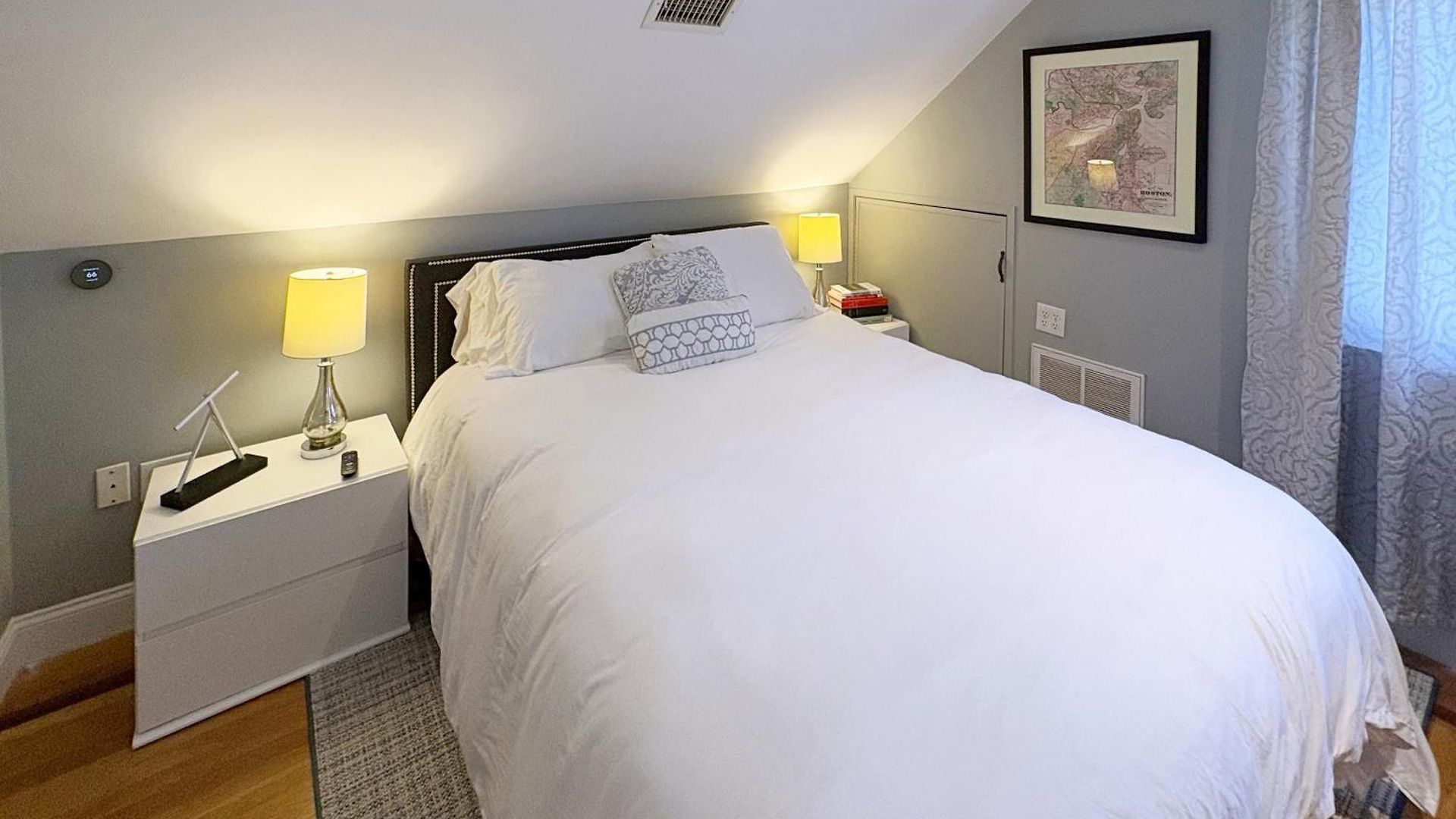 Top-floor, 2-bedroom Balcony Near Red Line *