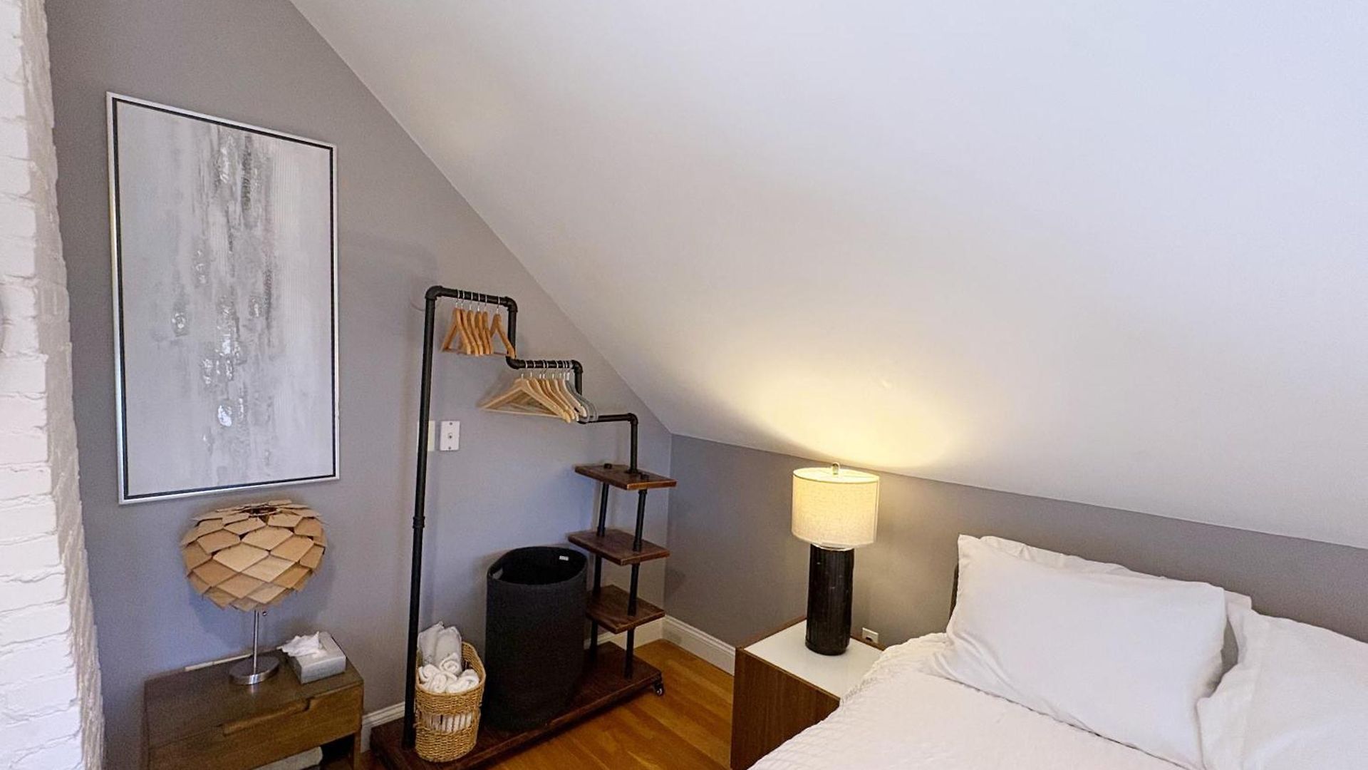 Top-floor, 2-bedroom Balcony Near Red Line *