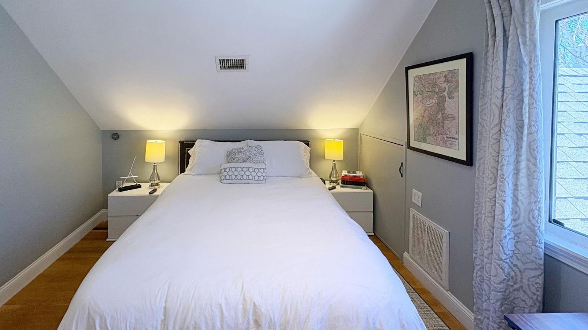 Top-floor, 2-bedroom Balcony Near Red Line Apartment