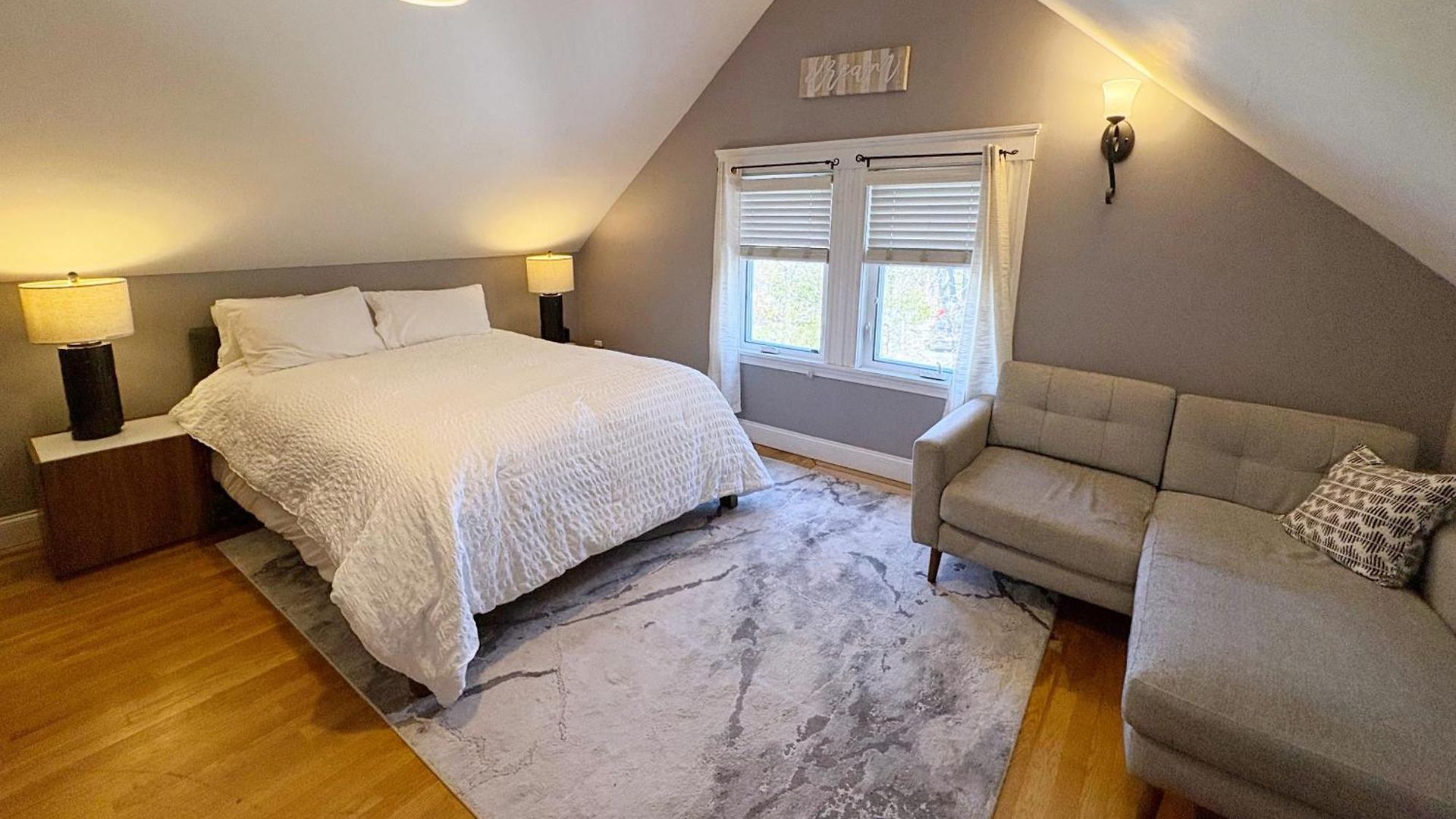 Top-floor, 2-bedroom Balcony Near Red Line * Boston