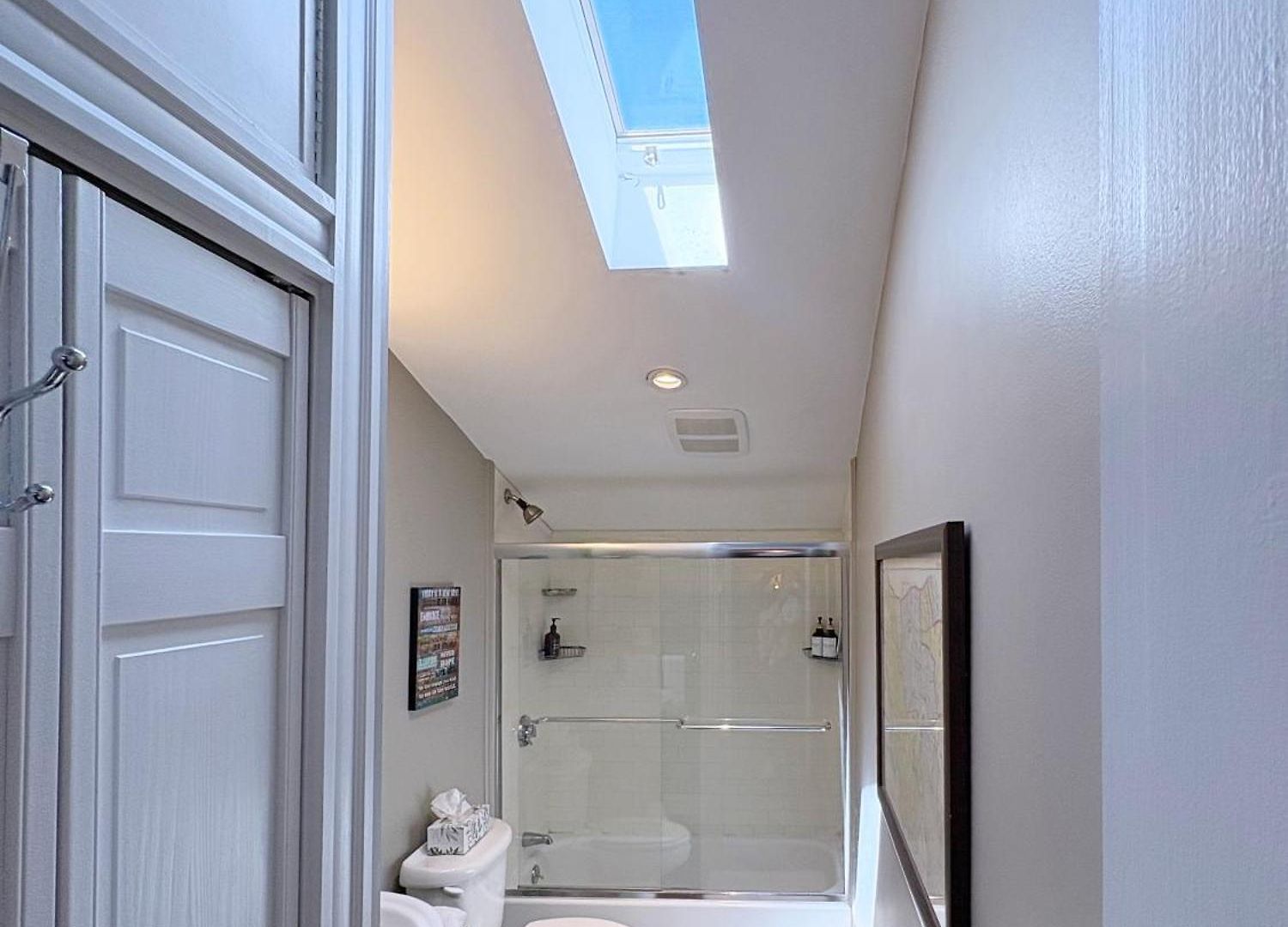 Apartment Top-floor, 2-bedroom Balcony Near Red Line