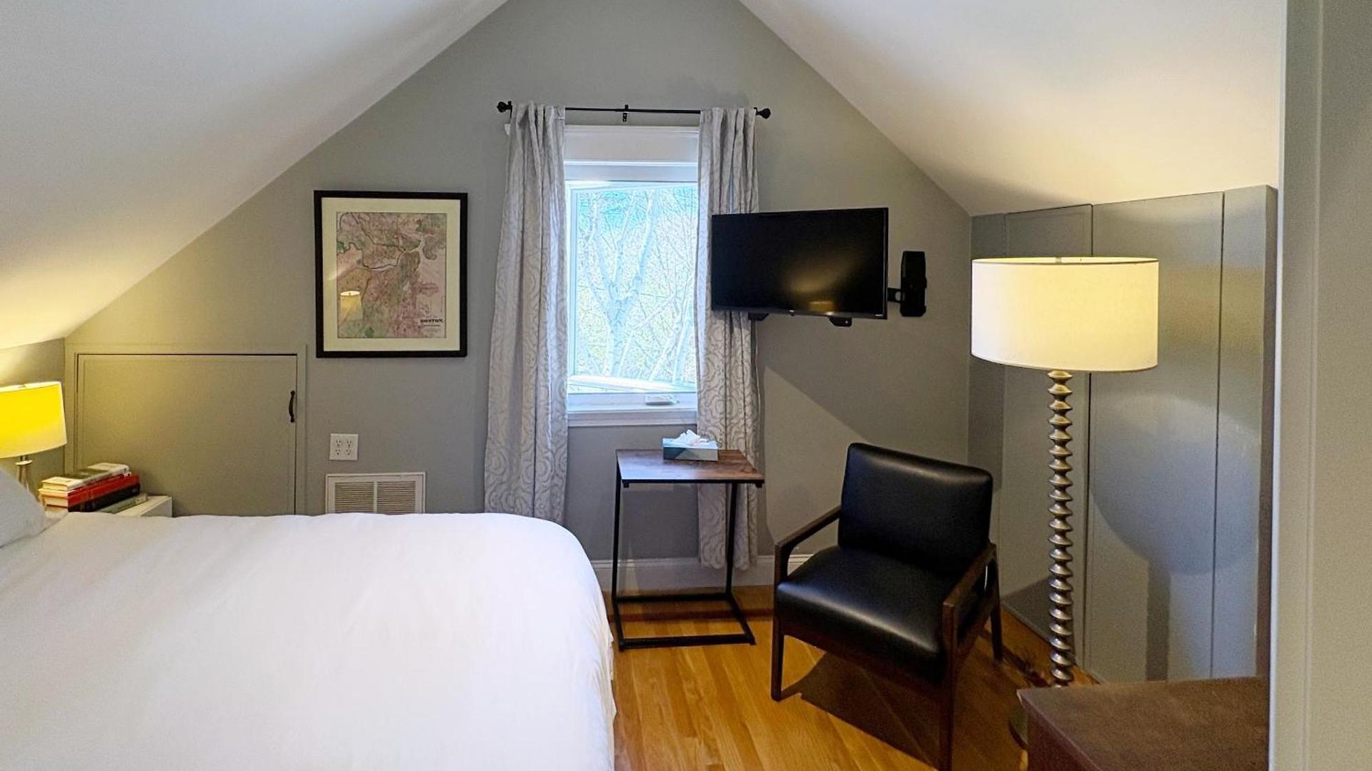 Top-floor, 2-bedroom Balcony Near Red Line Boston