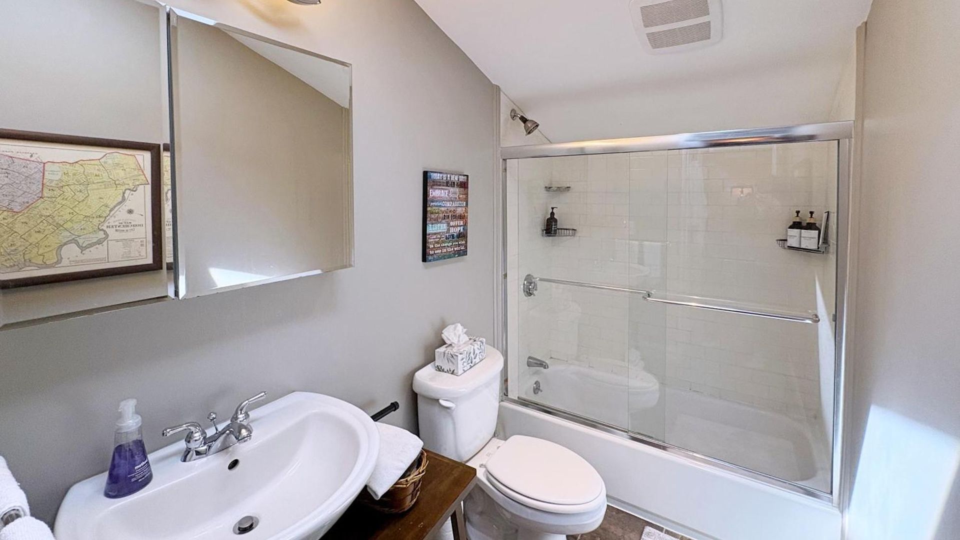 Top-floor, 2-bedroom Balcony Near Red Line