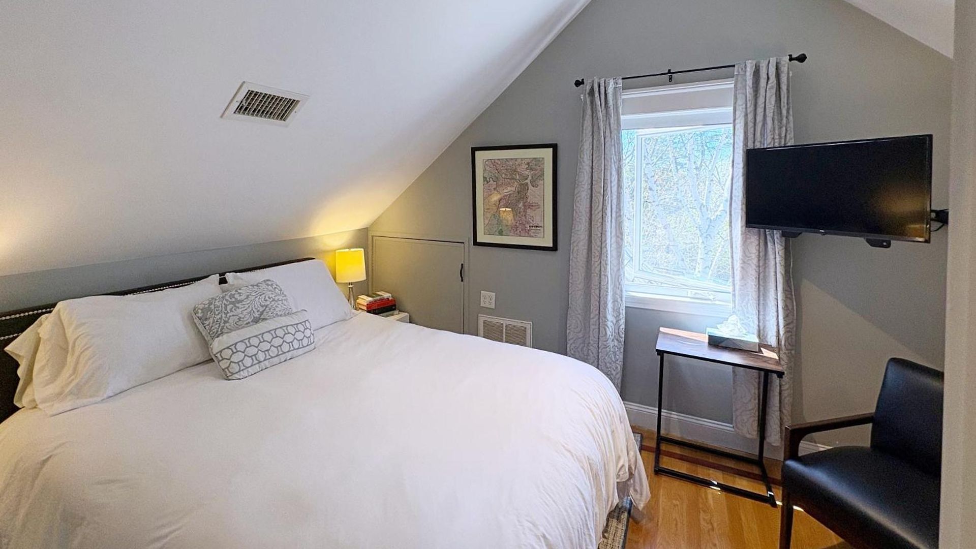 Top-floor, 2-bedroom Balcony Near Red Line Apartment