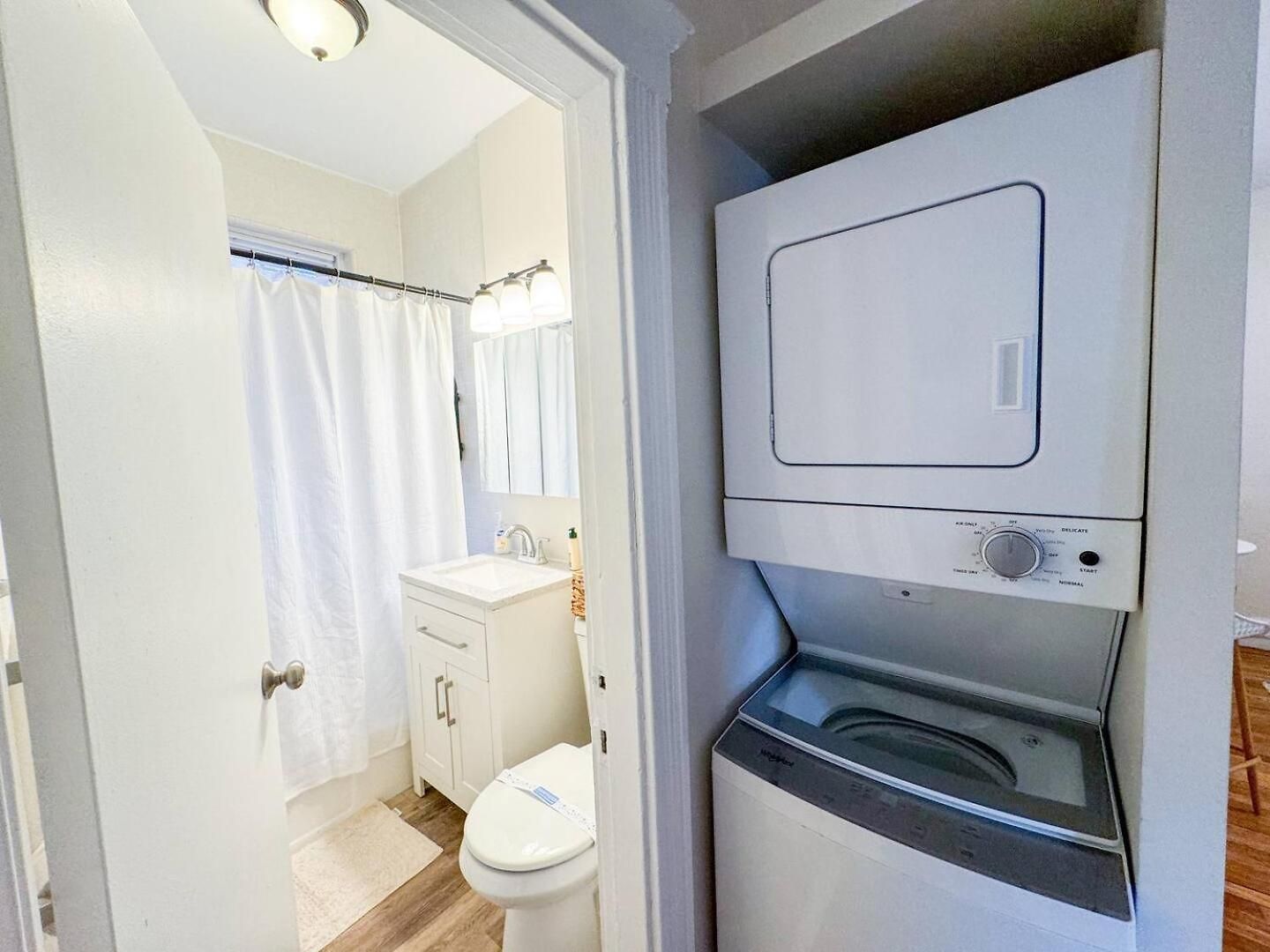 Apartment 2 Bed, In Unit Laundry, College, Balcony