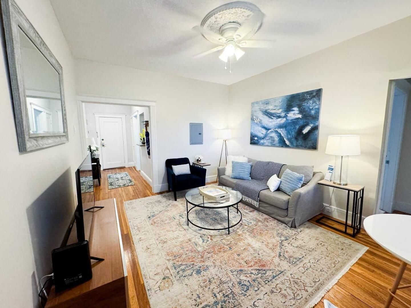 2 Bed, In Unit Laundry, College, Balcony Apartment *