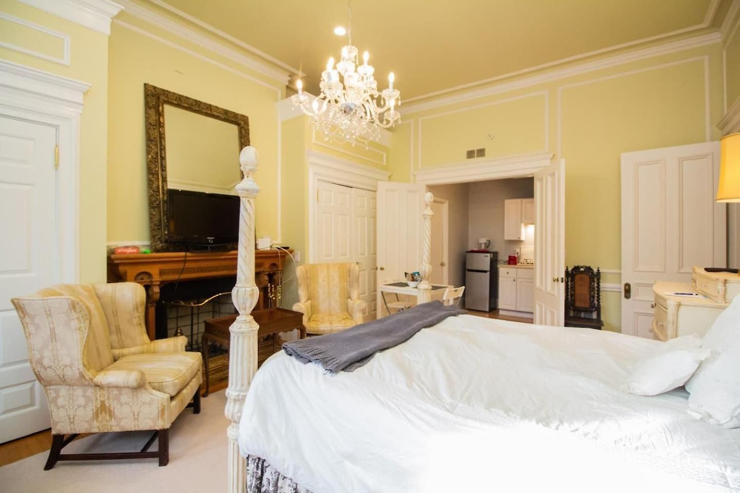 Back Bay Efficiency Unit, Pvt Bath, Kitchenette Apartment *