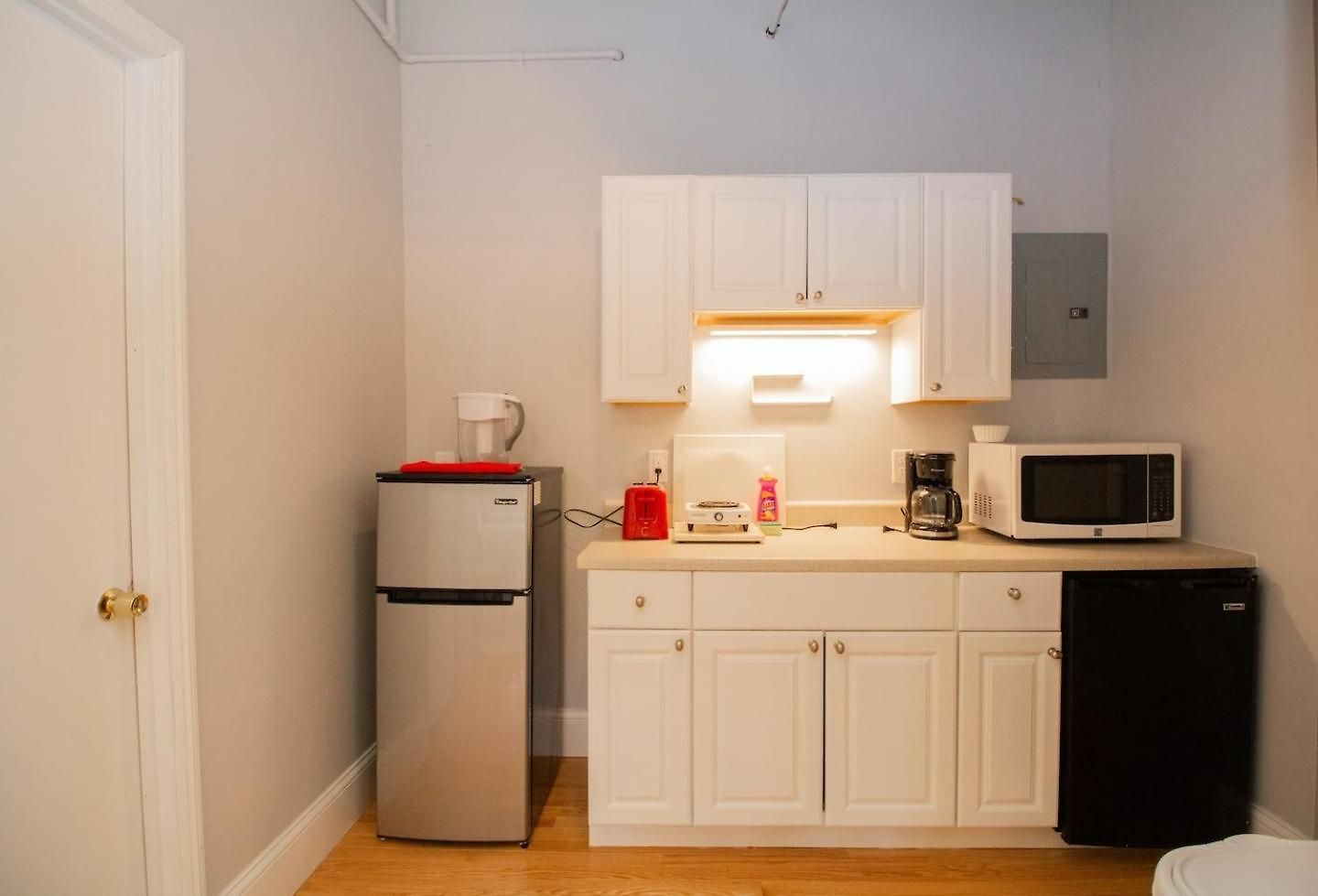 Apartment Back Bay Efficiency Unit, Pvt Bath, Kitchenette *