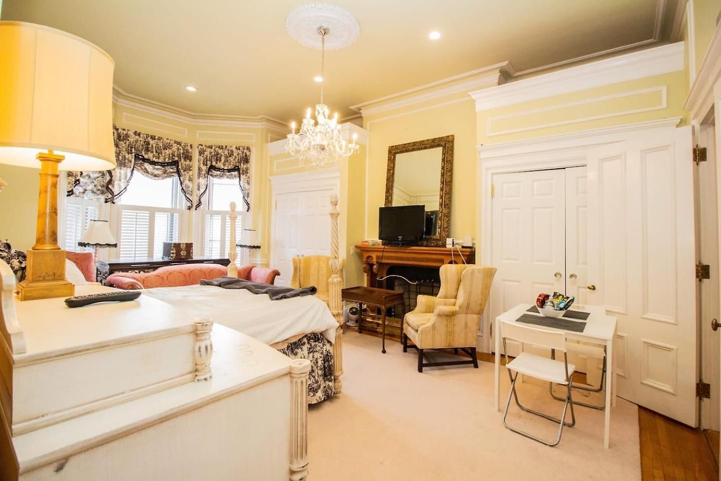 Back Bay Efficiency Unit, Pvt Bath, Kitchenette Apartment