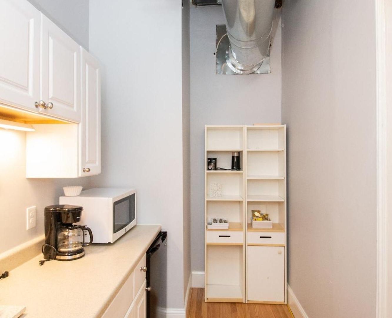 Back Bay Efficiency Unit, Pvt Bath, Kitchenette Apartment *