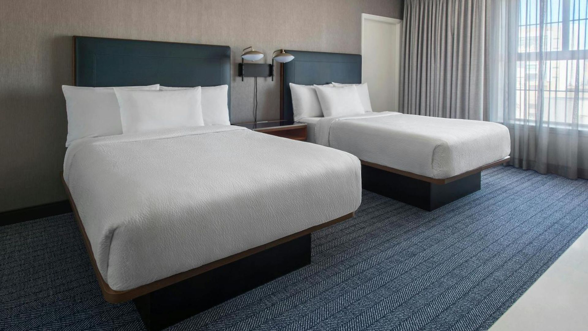 Courtyard By Marriott Downtown Hotel
