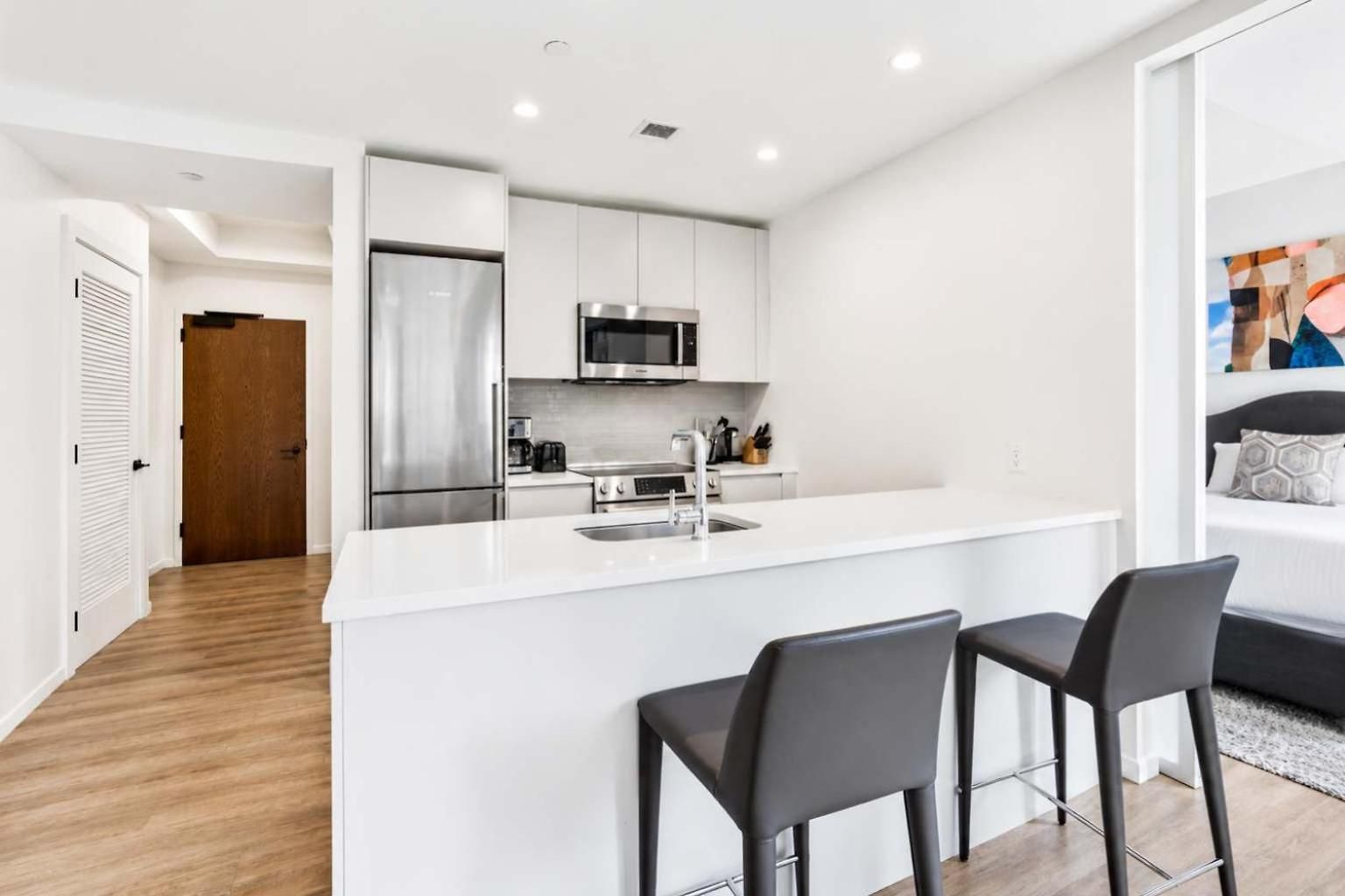 Bright Downtown Seaport Apartment *