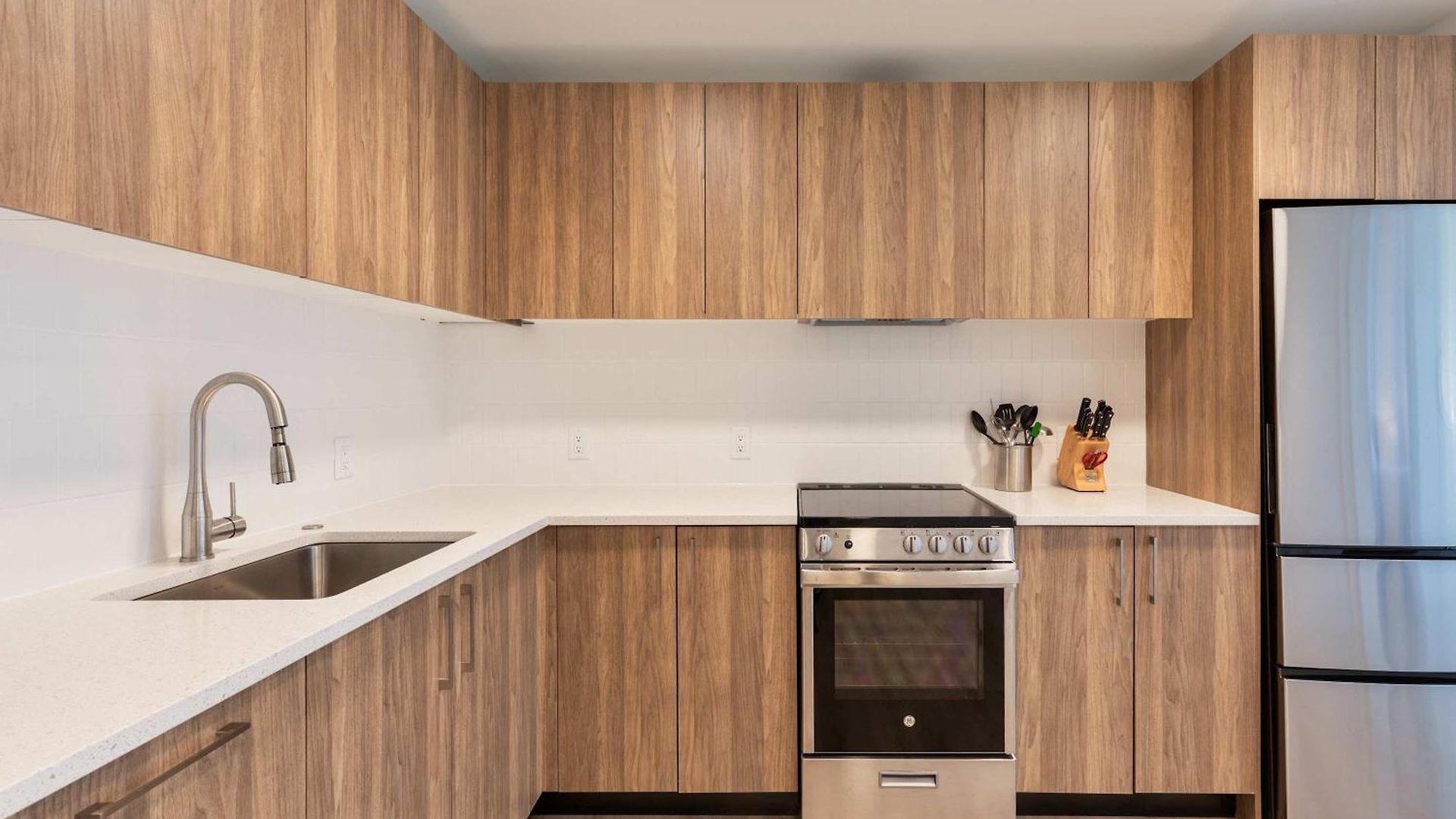 Gorgeous With Kitchen With Gym *