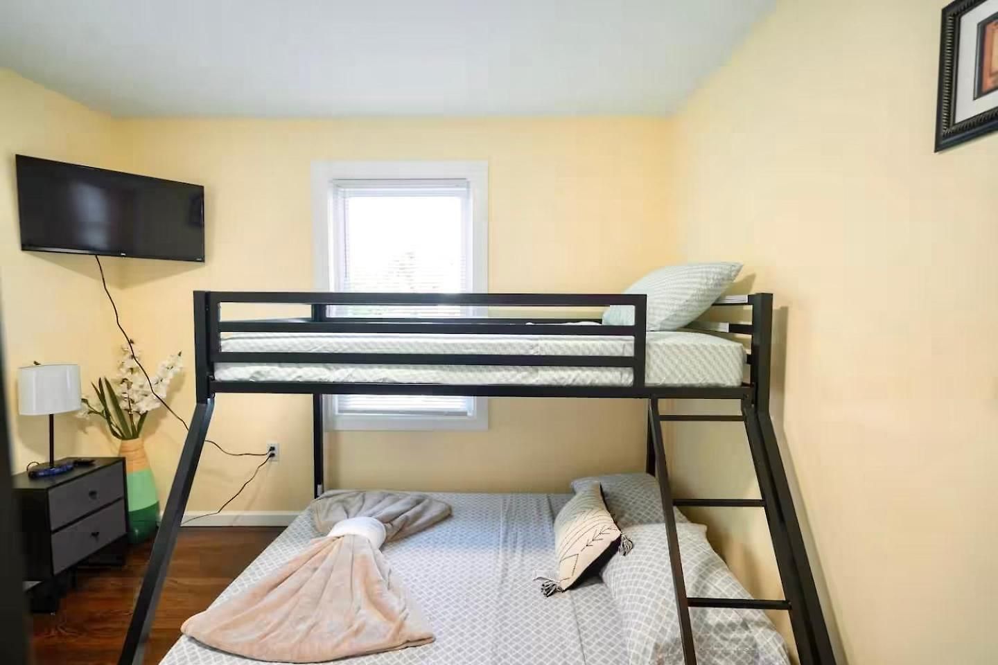 Stylish 4br Boston, Pet-friendly Near Savin Hill, I-93 & Red Line 30-1 Apartment Boston