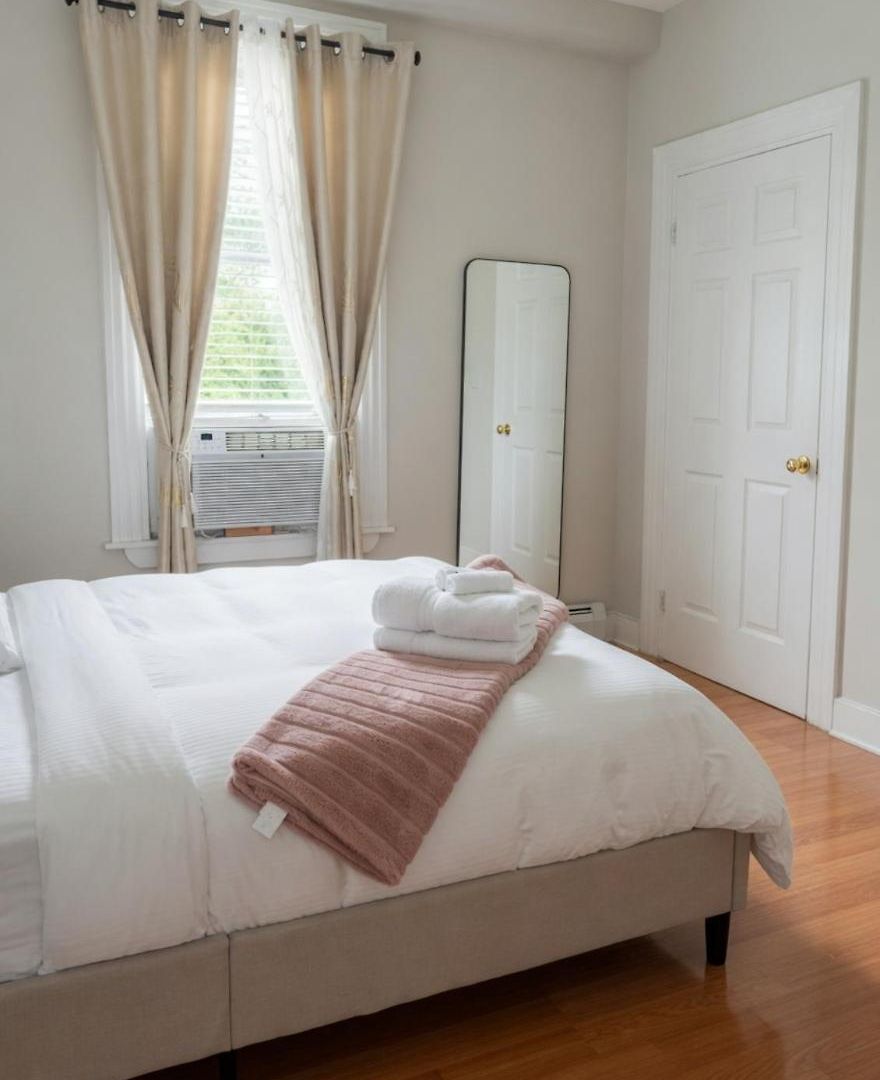 Spacious 4br Near Subway, Sleeps 8per Easy Access To Downtown