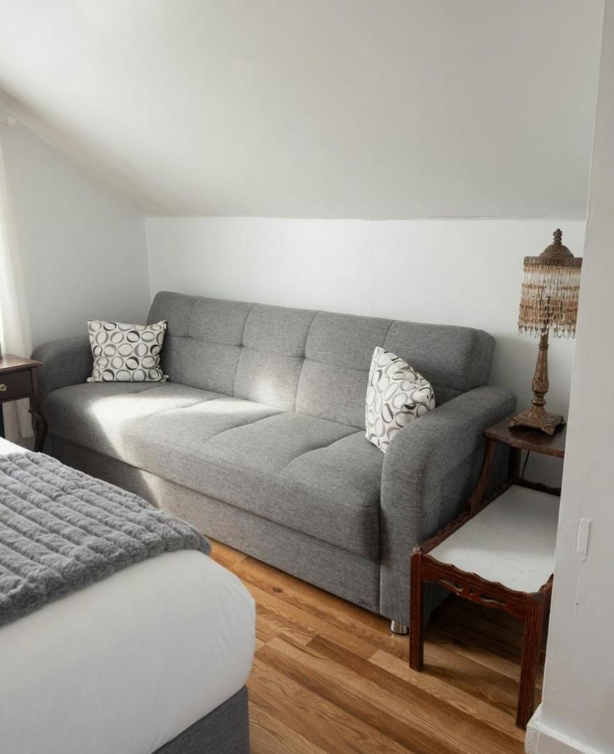 Spacious 4br Near Subway, Sleeps 8per Easy Access To Downtown Apartment *