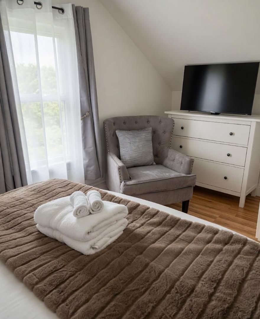 Spacious 4br Near Subway, Sleeps 8per Easy Access To Downtown Boston