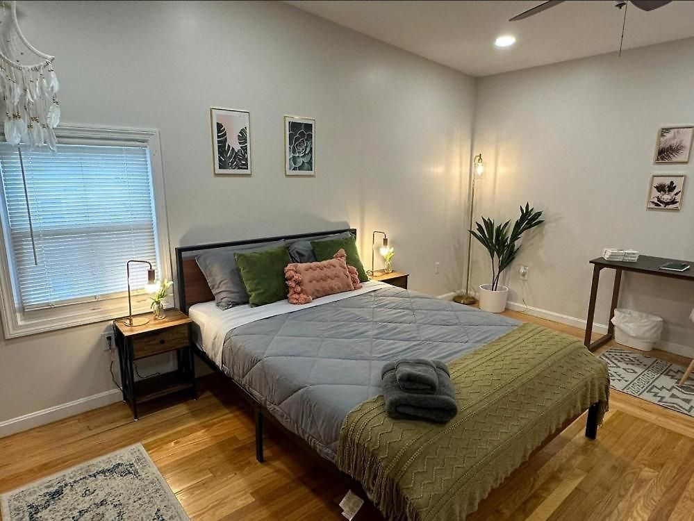 -no17- Comfy Private In A House - Walking Distance To College And Line T Station - Centrally Located At Brighton *