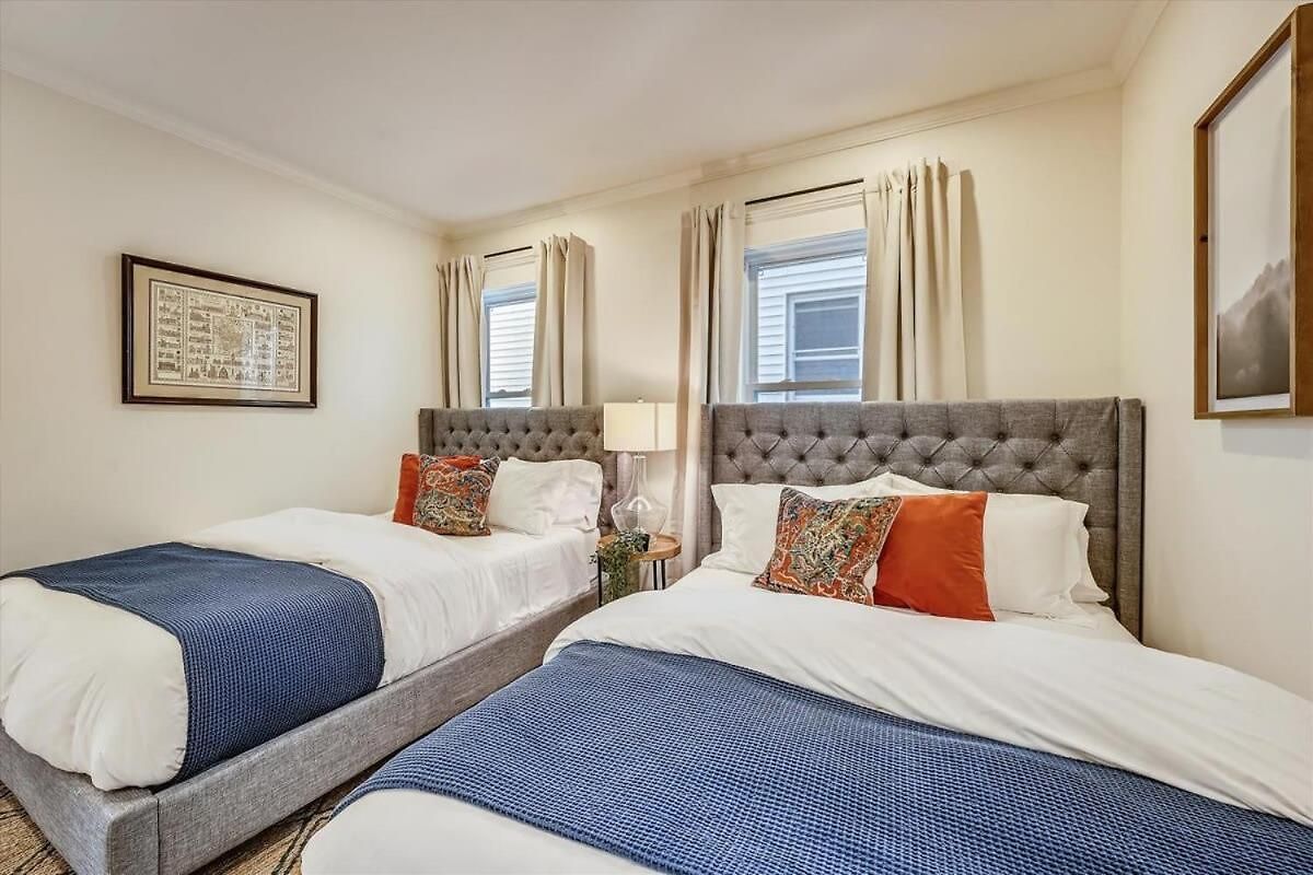 Holiday home Stylish Renovation Near T Boston