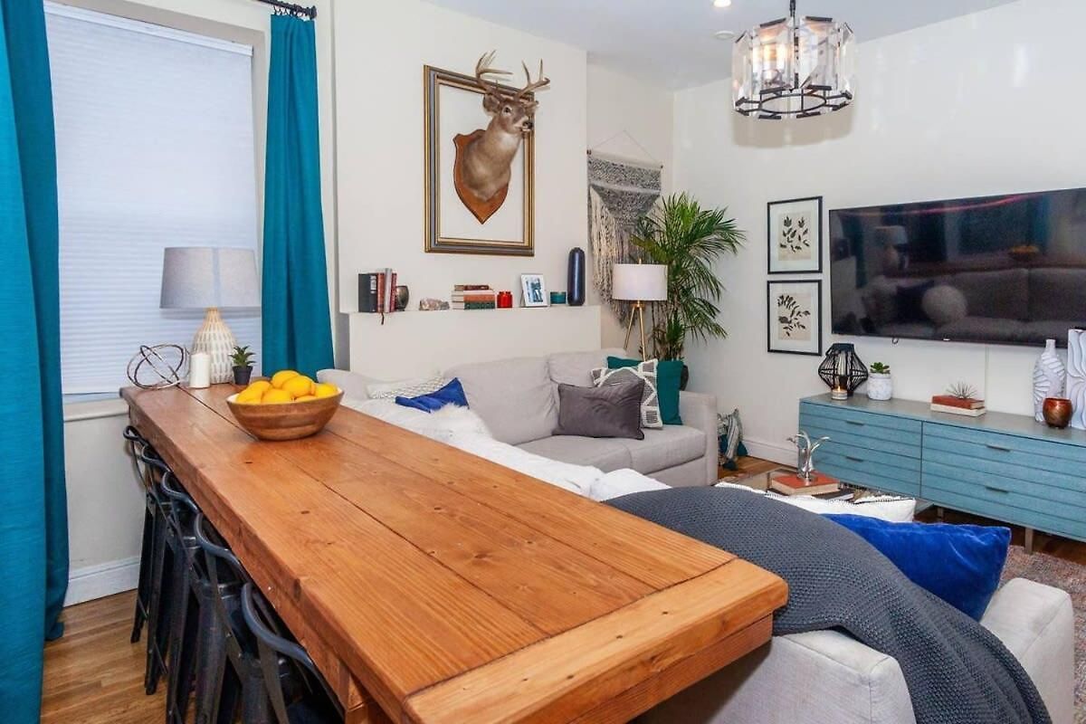 Holiday home Expansive Essential Triplex Near T Boston