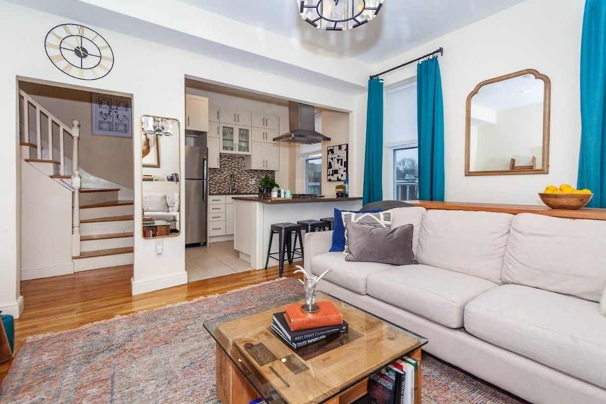 Expansive Essential Triplex Near T Holiday home *