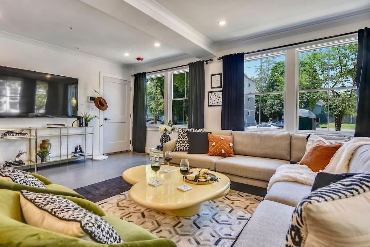 Luxe Near T Holiday home