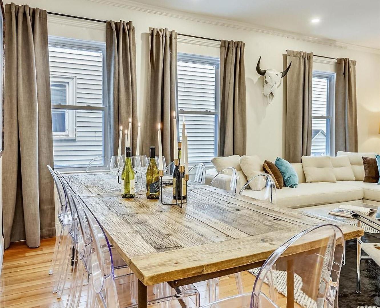 Stylish Renovation Near T Holiday home