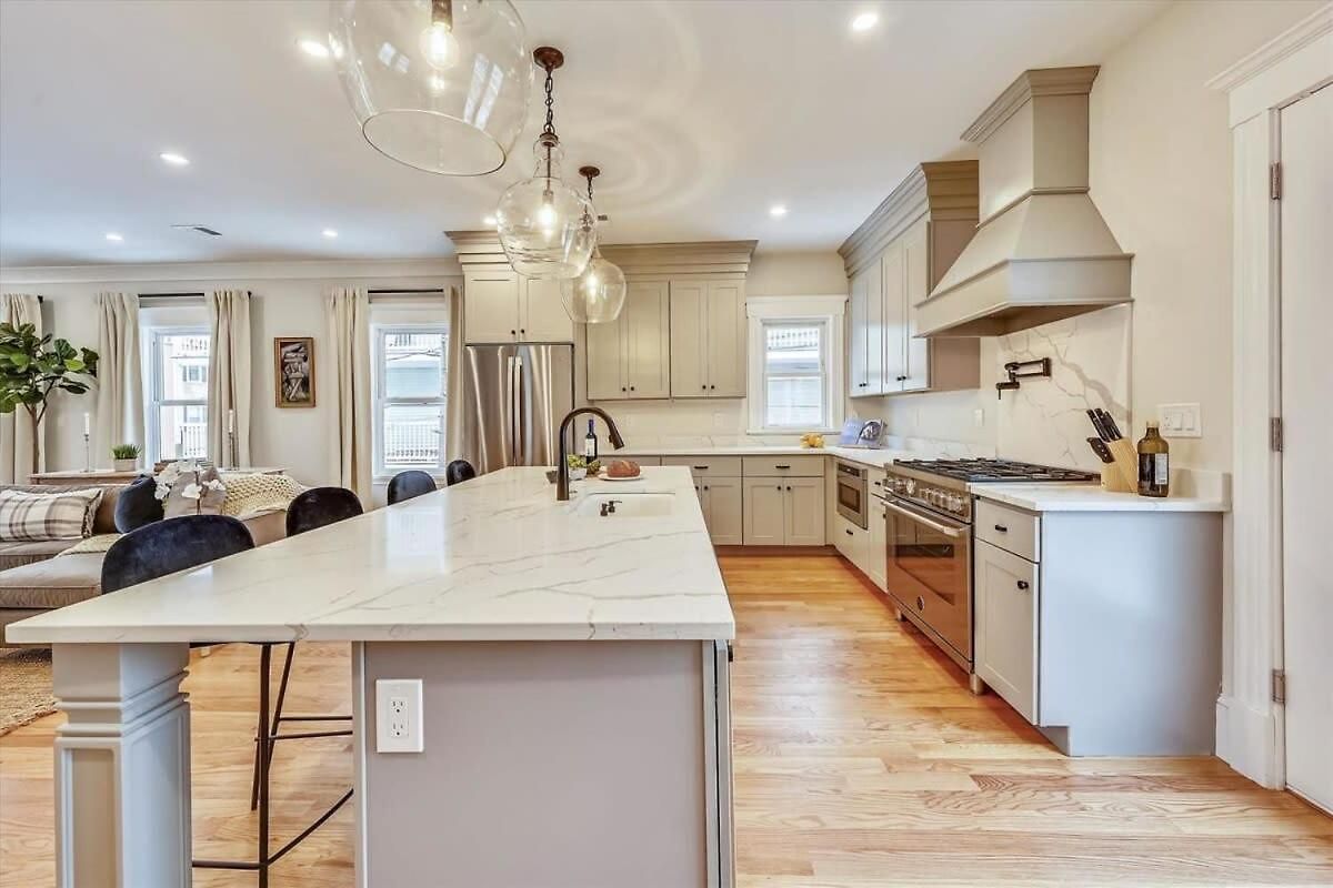 Spacious New Renovation Near T *