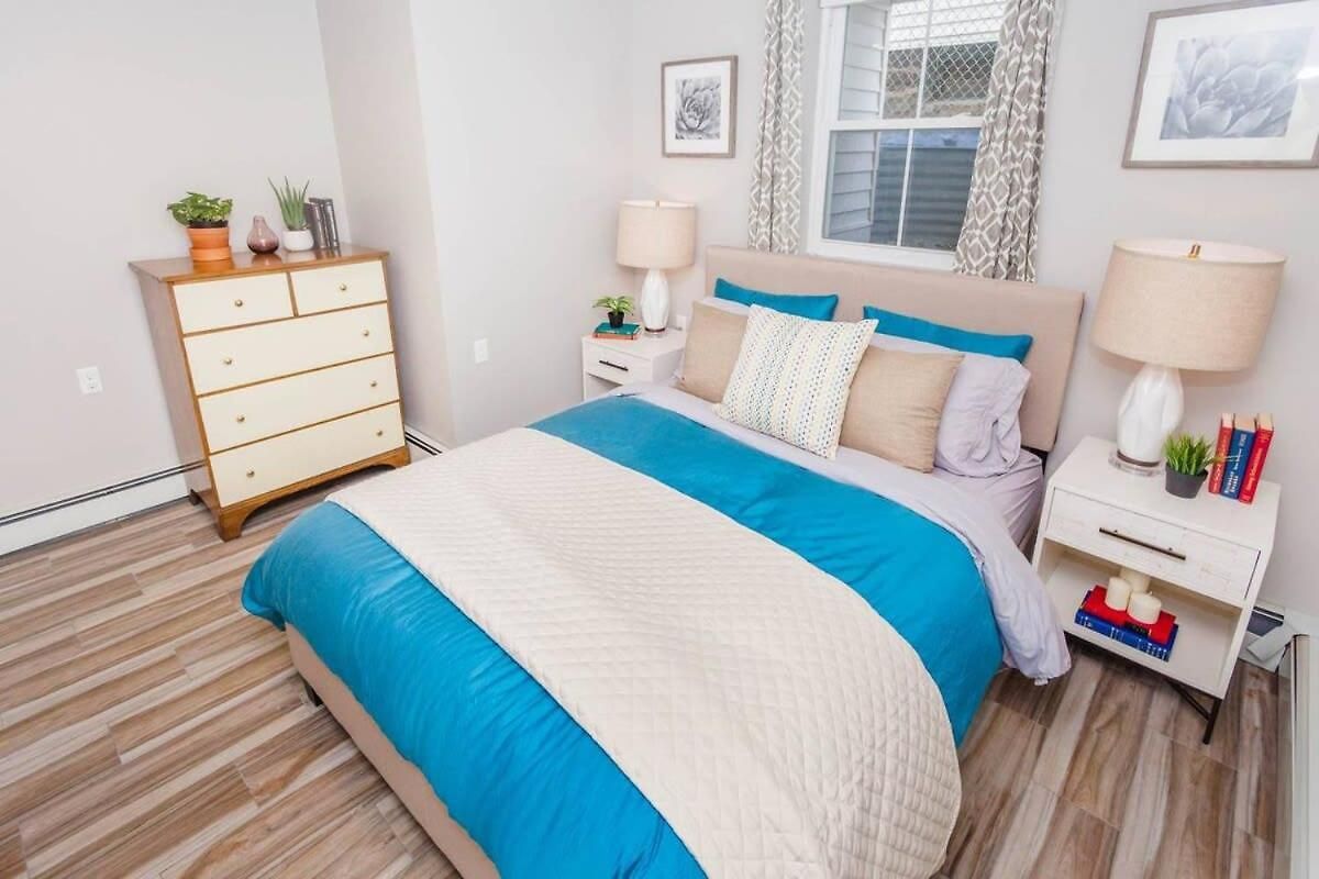 Bright & Spacious Near T * Boston