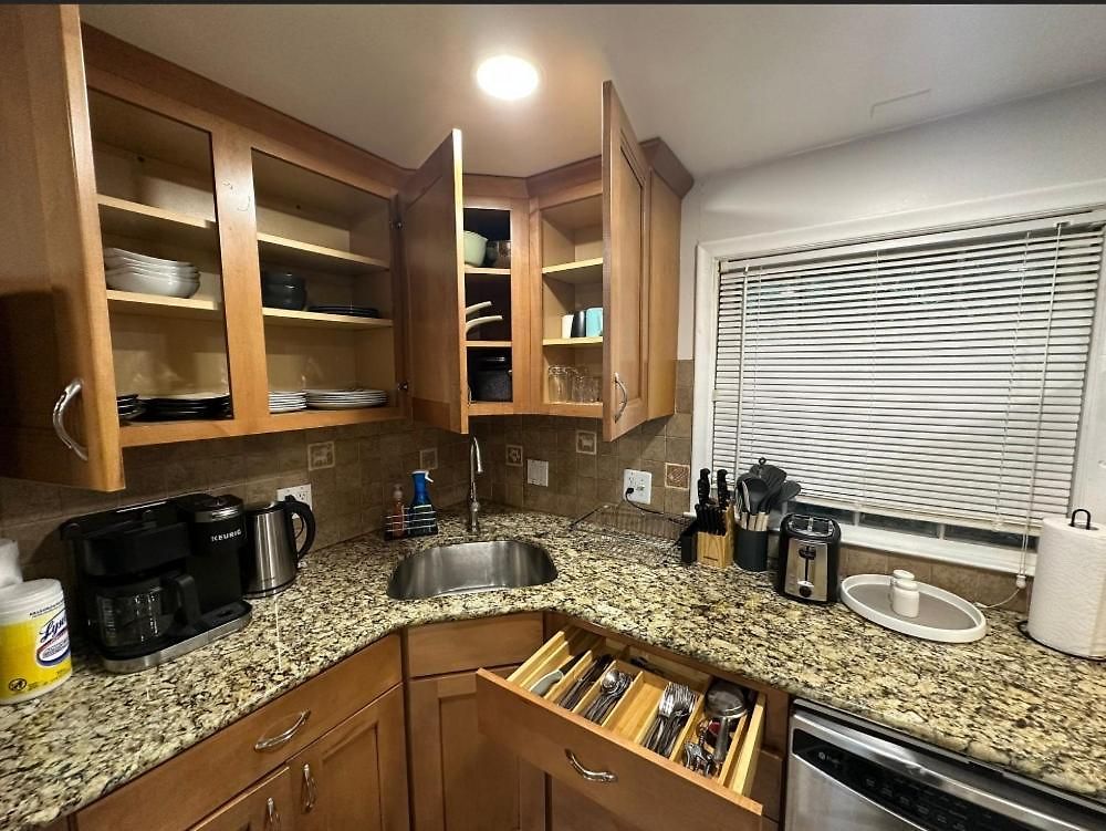 -no17- Comfy Private In A House - Walking Distance To College And Line T Station - Centrally Located At Brighton Homestay