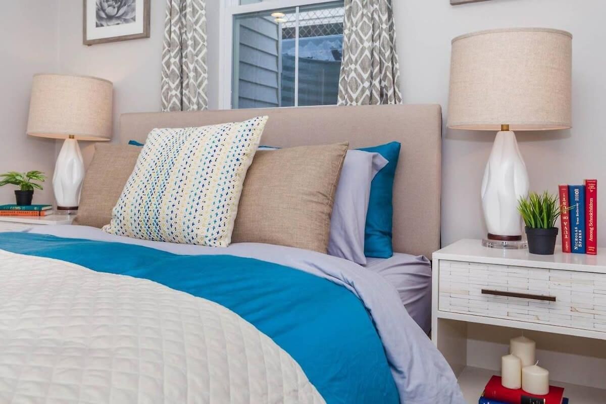 Bright & Spacious Near T Holiday home