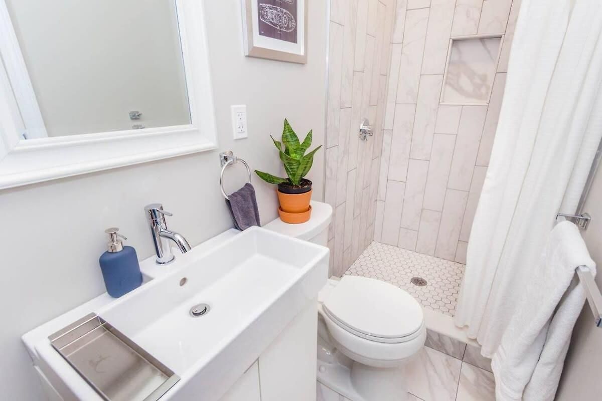 Bright & Spacious Near T Holiday home *