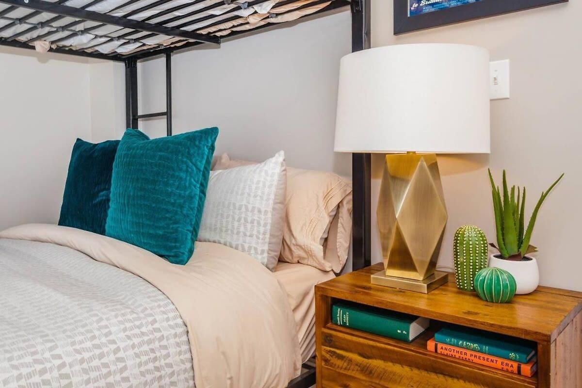 Bright & Spacious Near T Holiday home