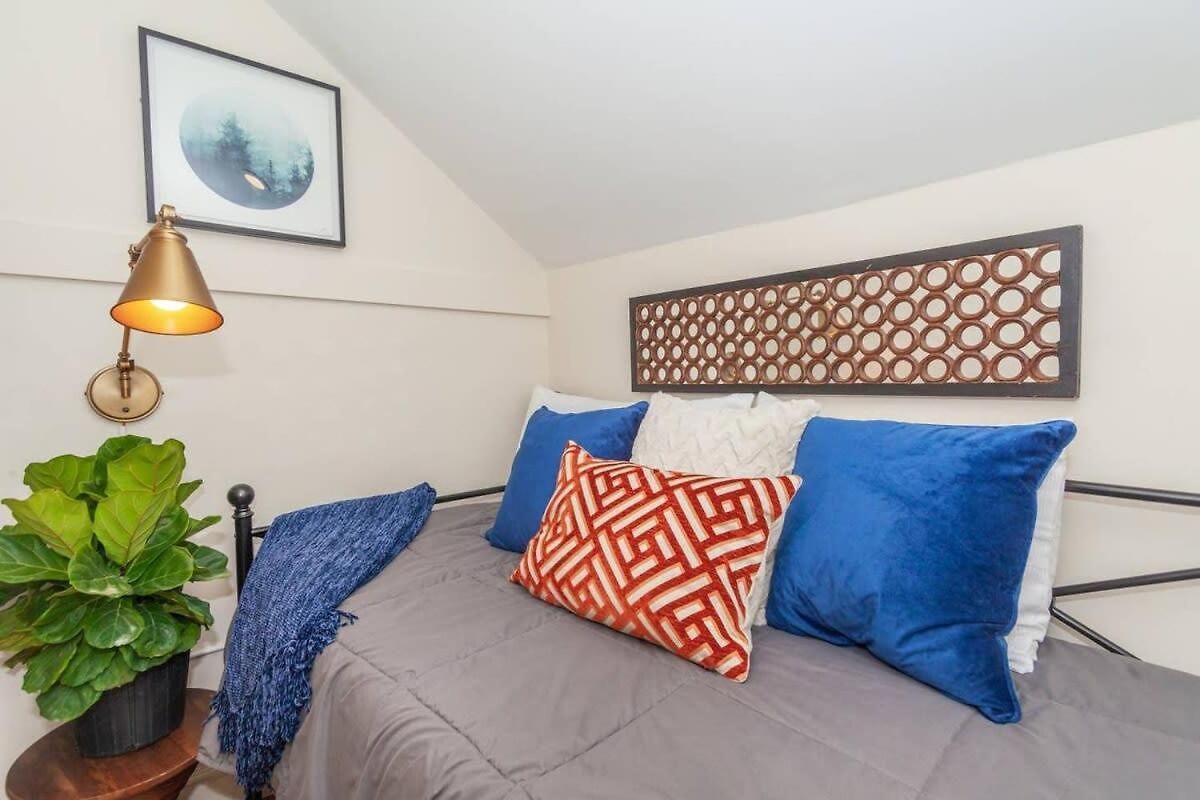 Cozy Oasis Near South End