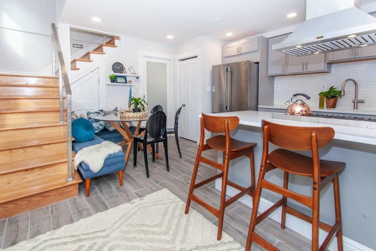 Cozy Duplex Near T