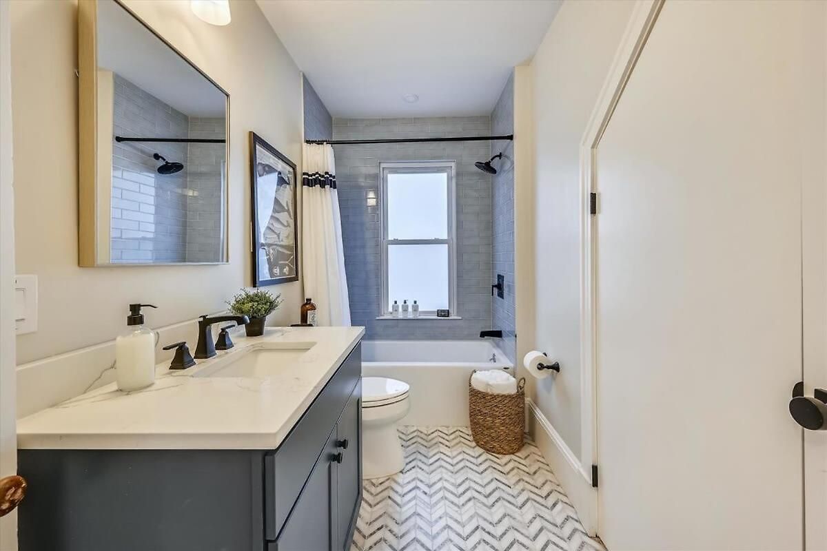 Spacious New Renovation Near T Holiday home *