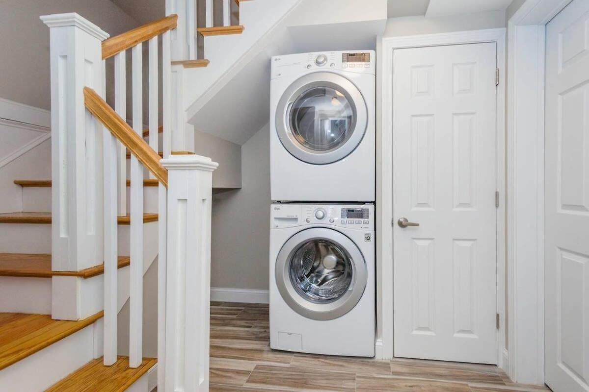 Bright & Spacious Near T Holiday home *