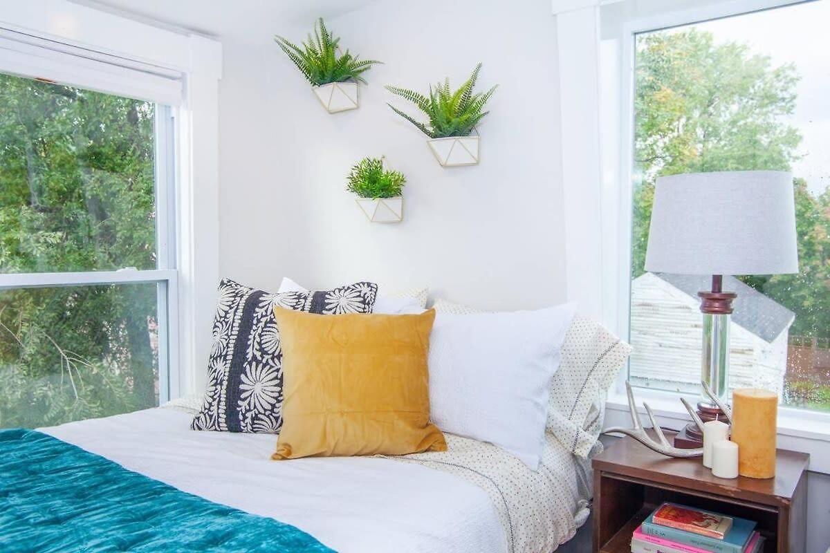 Expansive Essential Triplex Near T * Boston