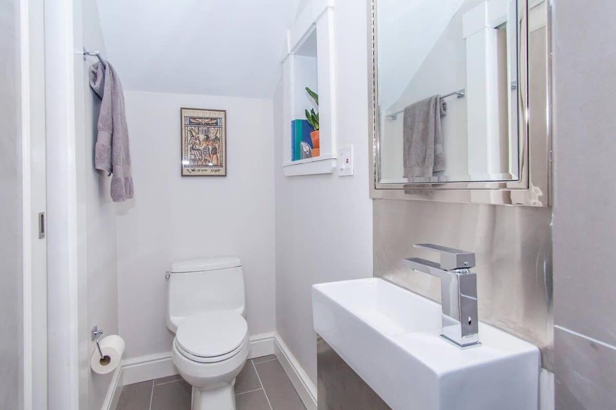Expansive Essential Triplex Near T * Boston