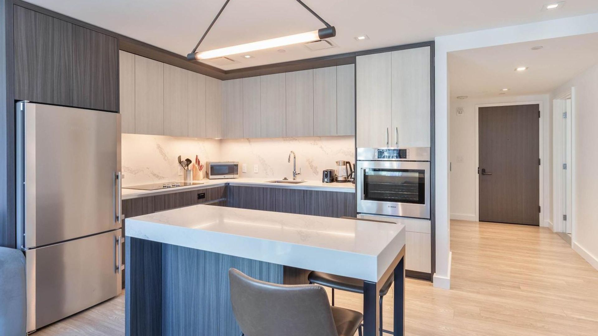 Apartment Seaport Retreat - Rooftop Pool & Gym *