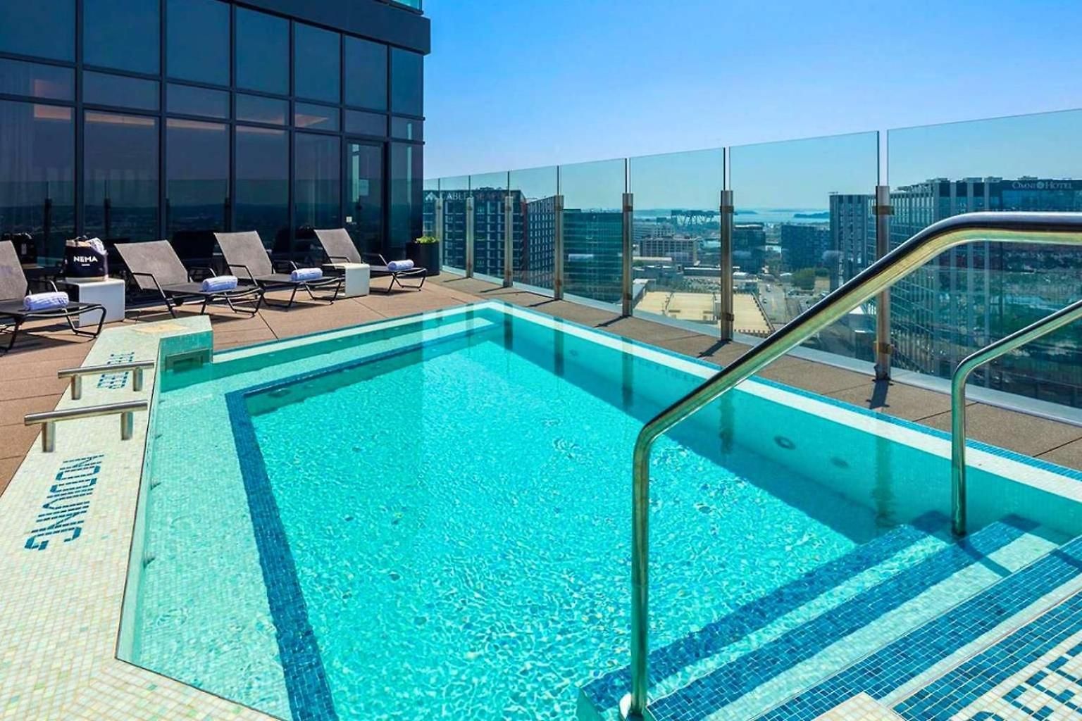 Luxury Seaport Rooftop & Pool *