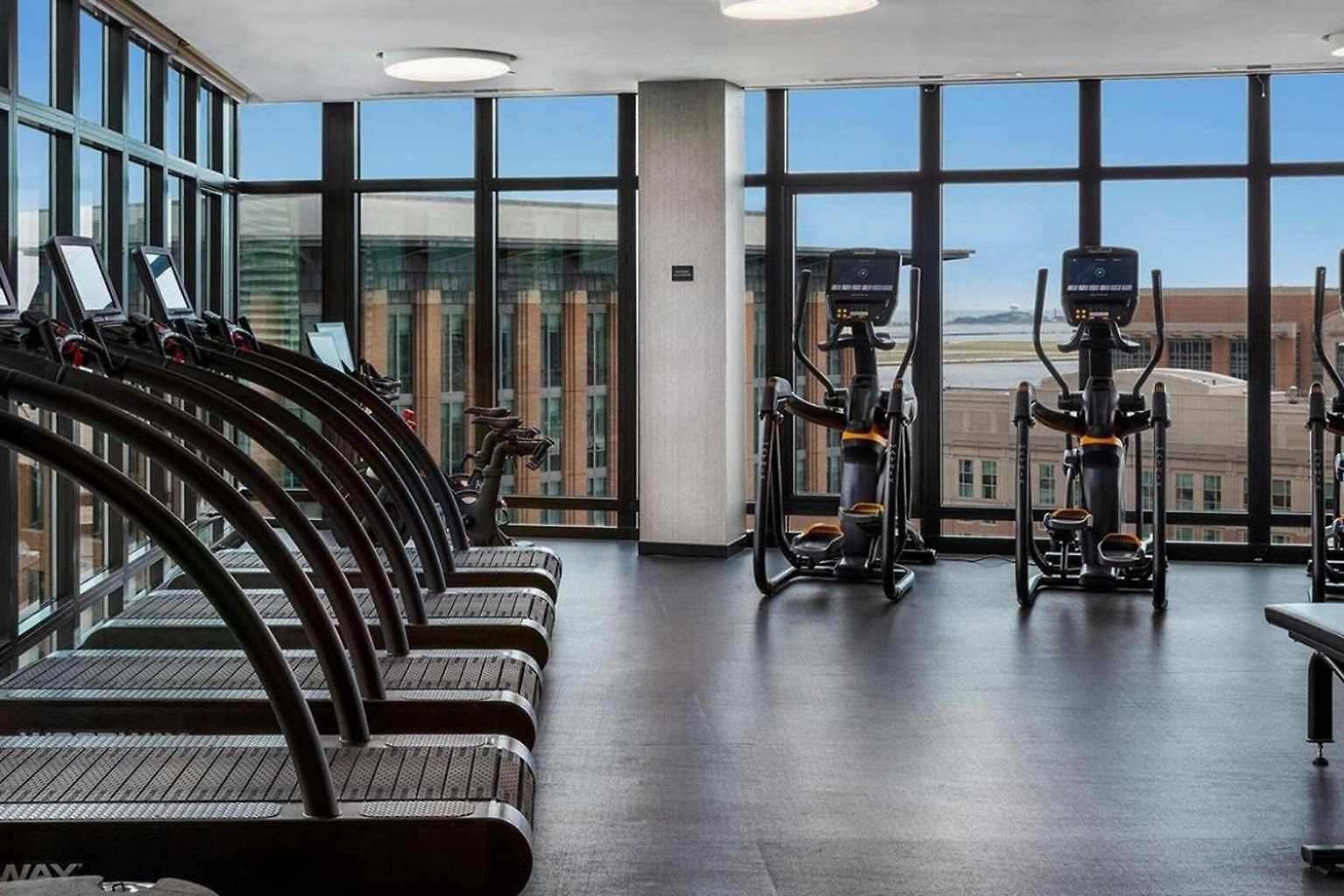 Luxury Seaport Rooftop & Pool *