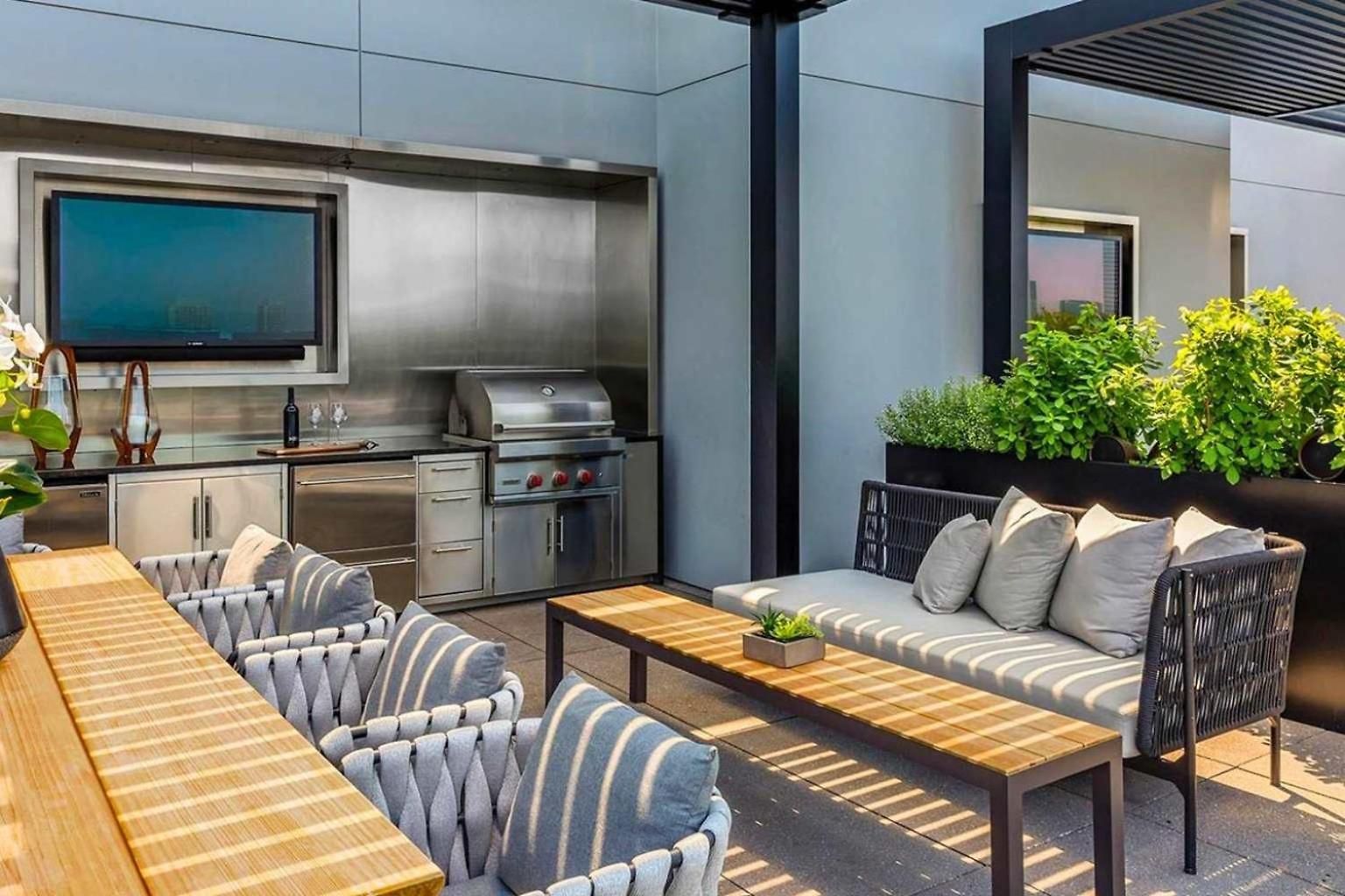Luxury Seaport Rooftop & Pool *